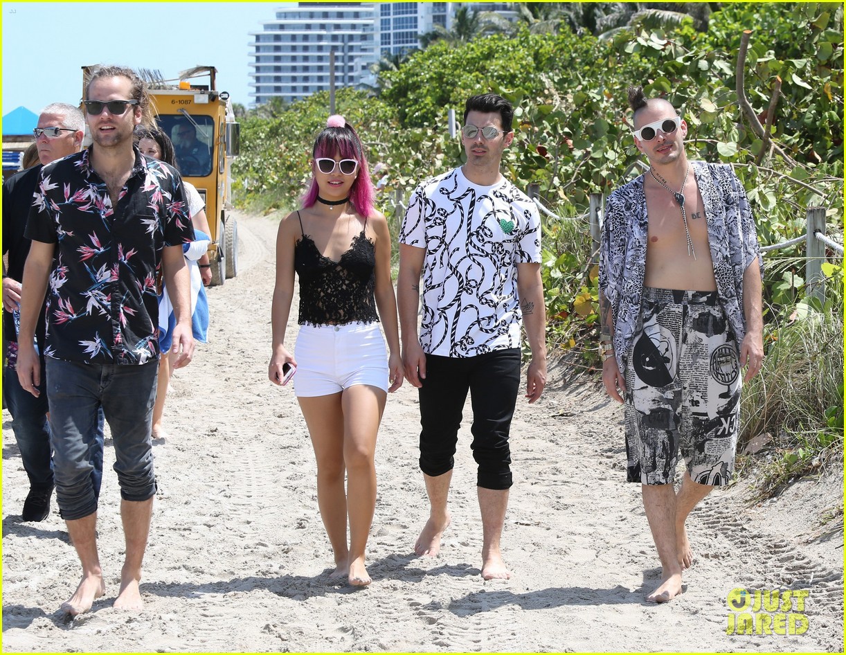 dnce miami volleyball tourney iheart pool party 08