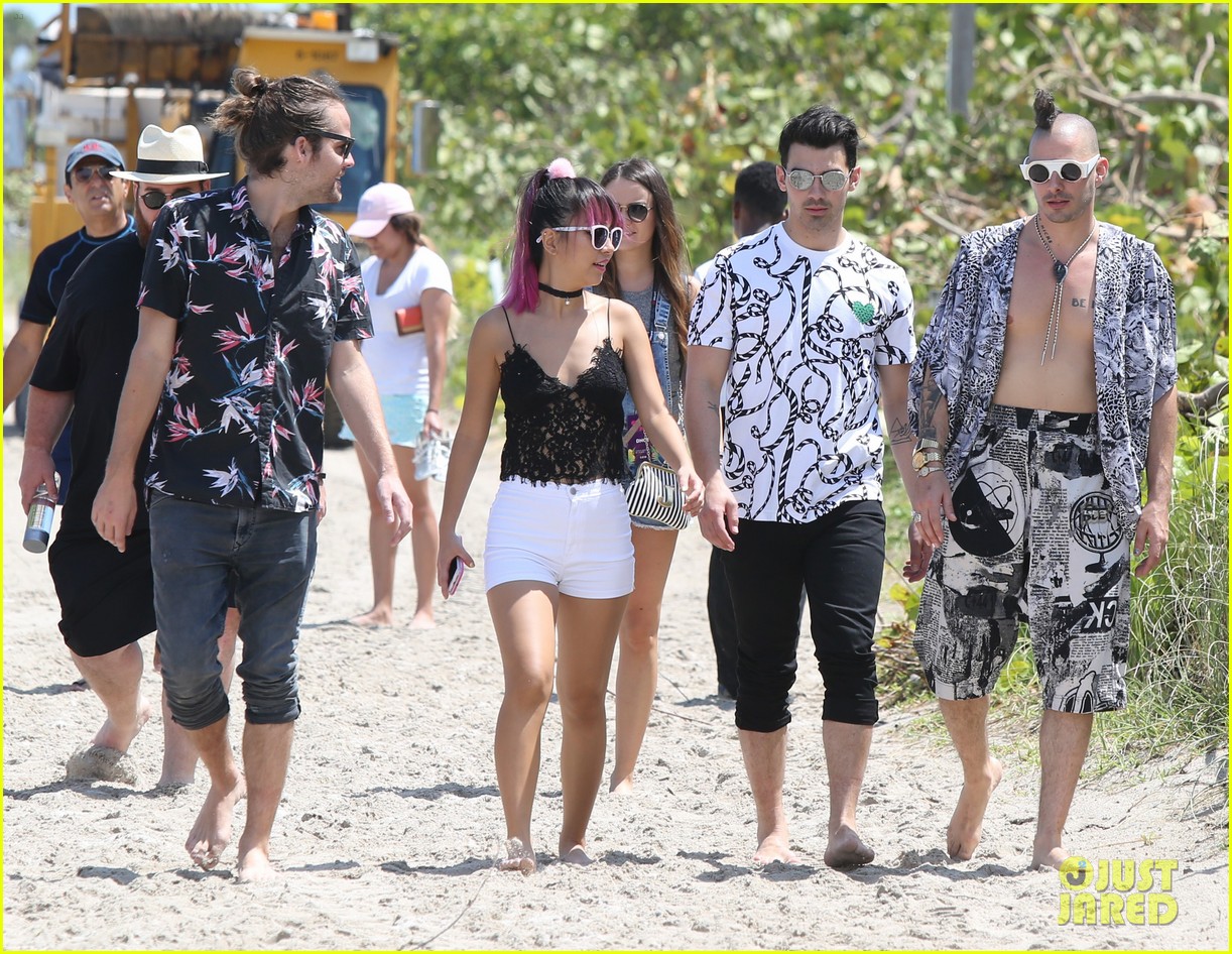 dnce miami volleyball tourney iheart pool party 09