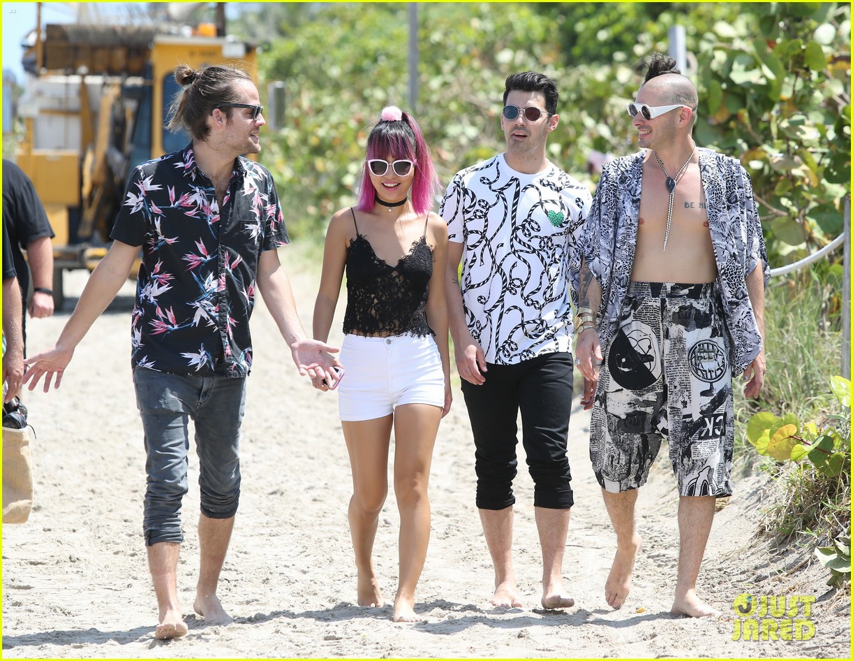 dnce miami volleyball tourney iheart pool party 10