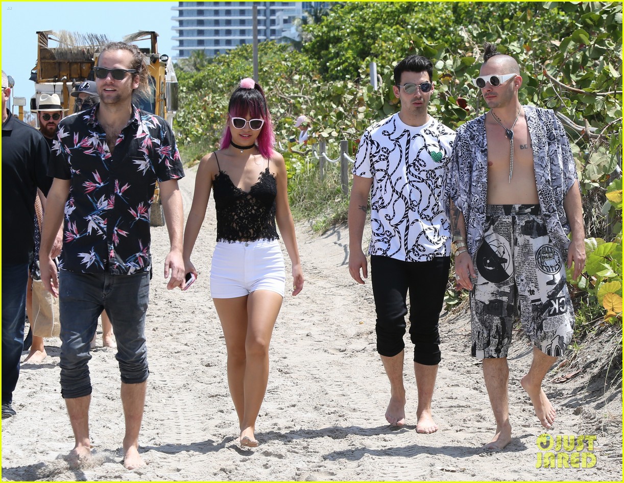 dnce miami volleyball tourney iheart pool party 14