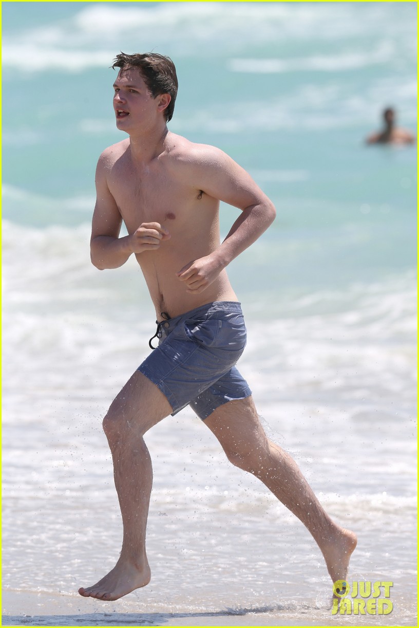 ansel elgort jets to miami beach time 01