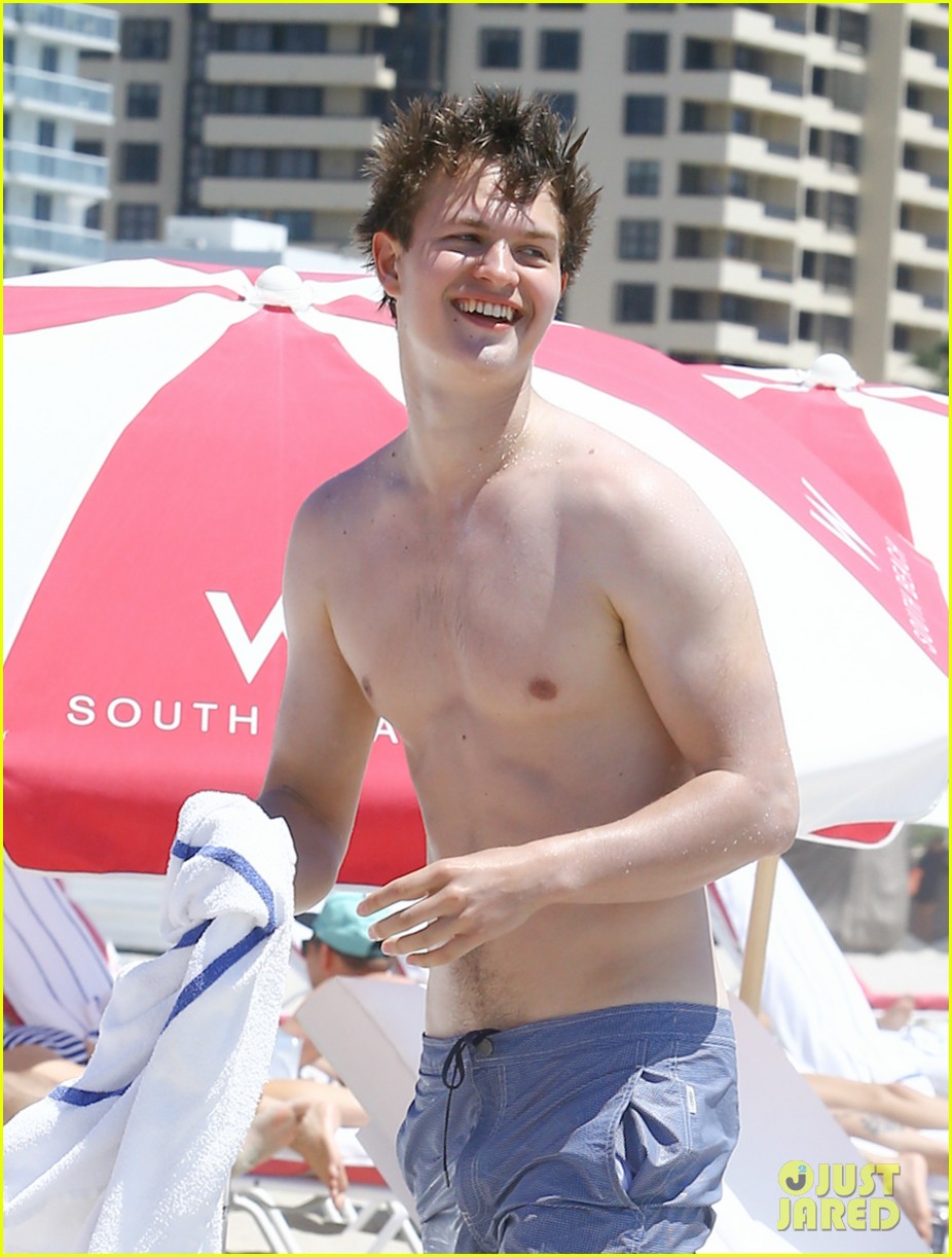 ansel elgort jets to miami beach time 02