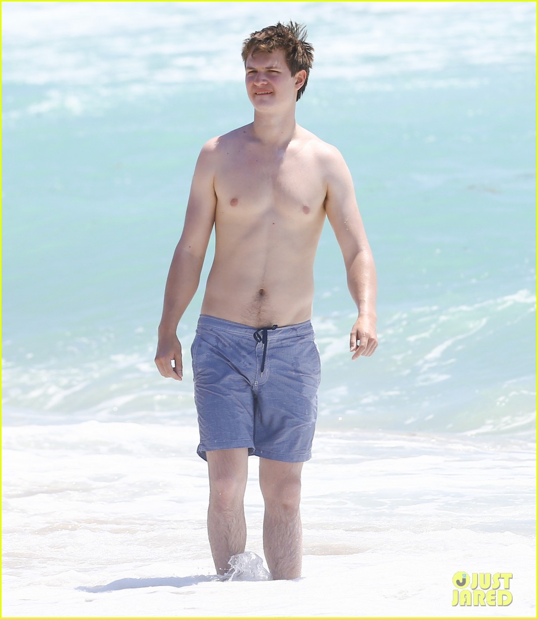 ansel elgort jets to miami beach time 03