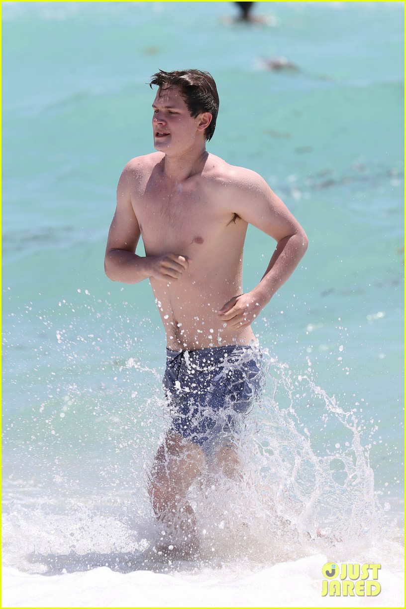 ansel elgort jets to miami beach time 07