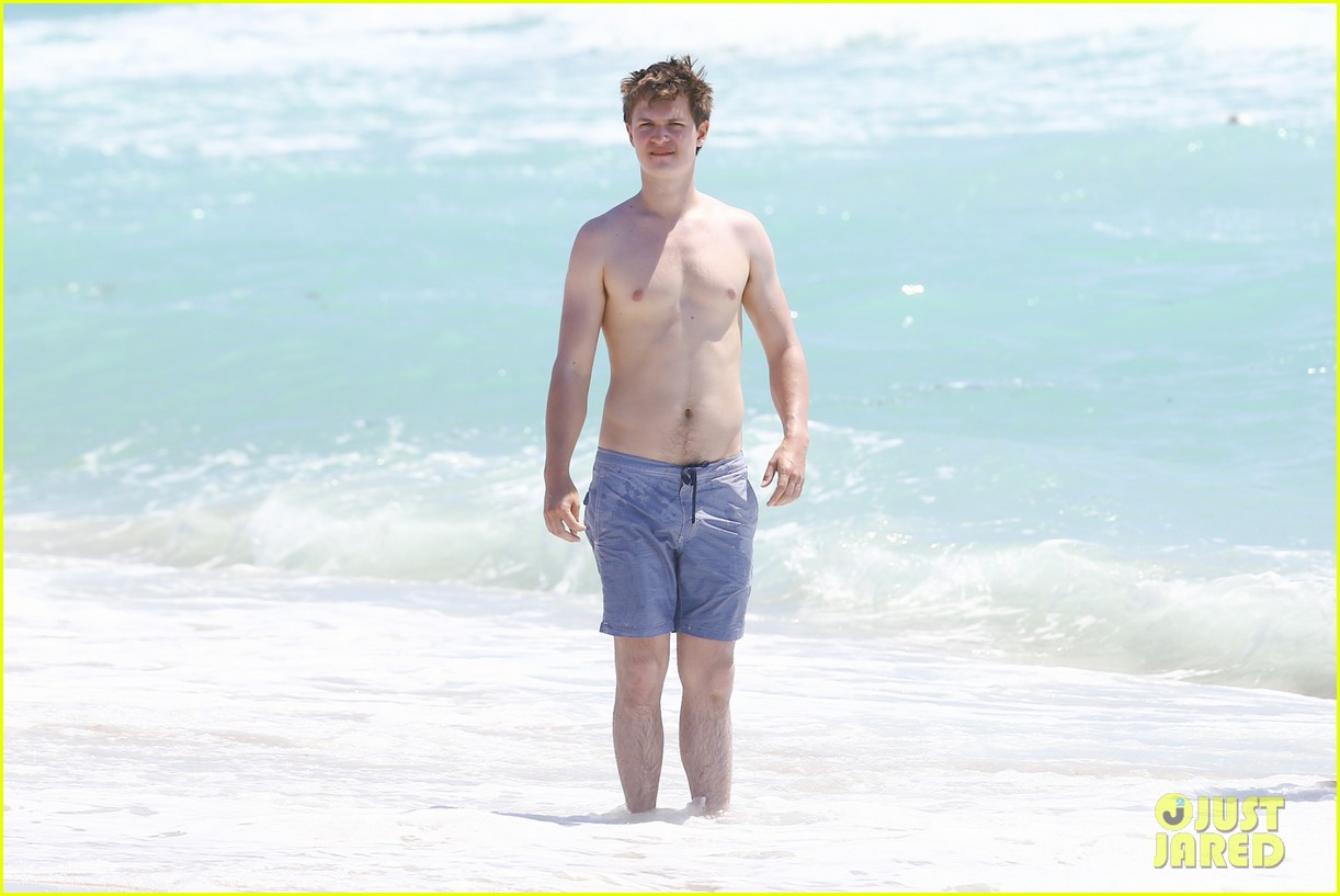 ansel elgort jets to miami beach time 09
