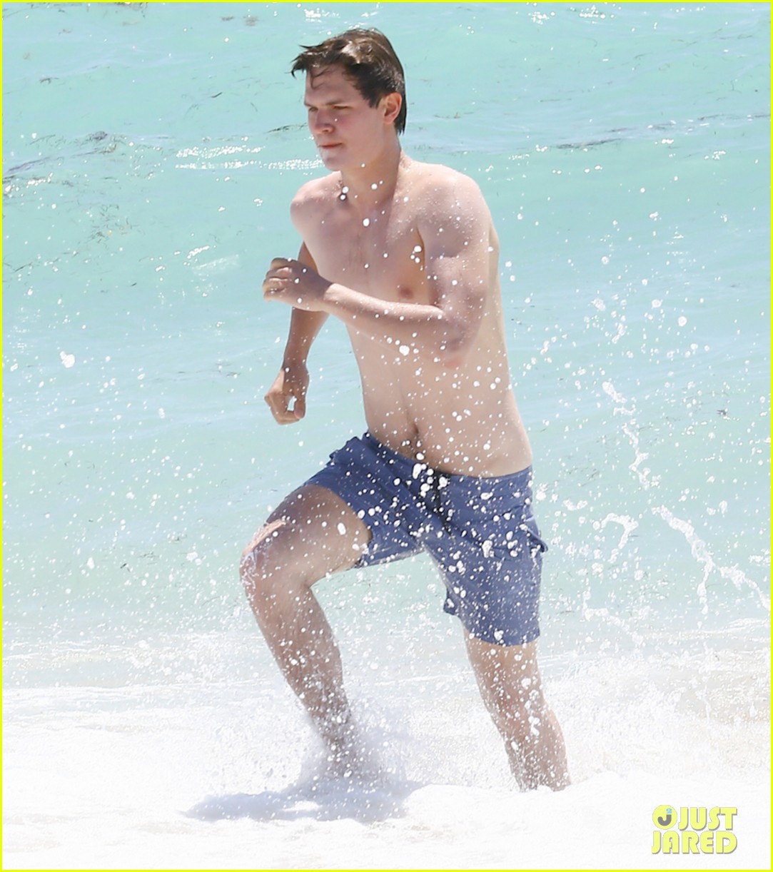 ansel elgort jets to miami beach time 11