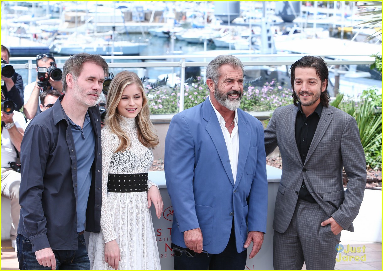 erin moriarty dance mel gibson blood father photocall 12