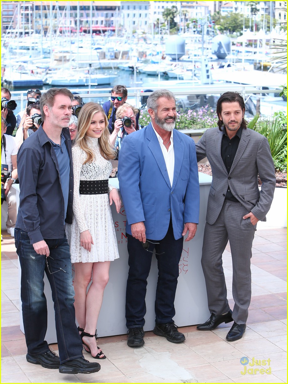 erin moriarty dance mel gibson blood father photocall 13
