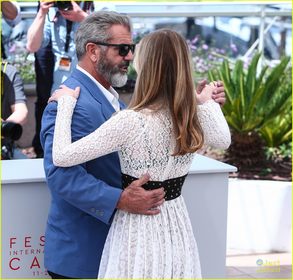 erin moriarty dance mel gibson blood father photocall 20