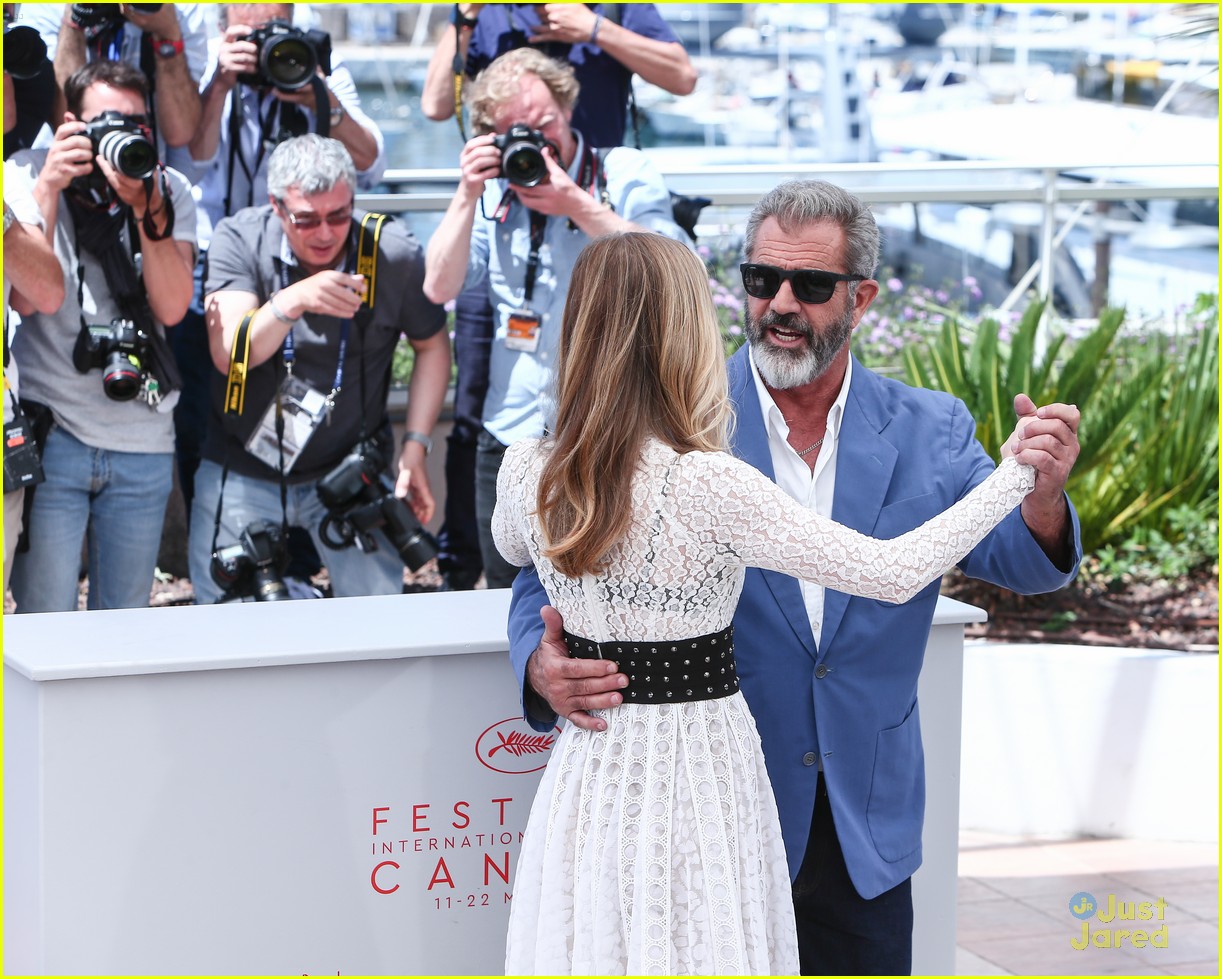 erin moriarty dance mel gibson blood father photocall 21