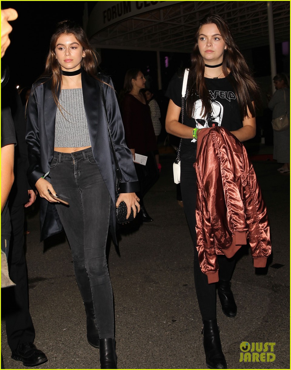 kaia gerber stops by rihanna concert with her friends 05