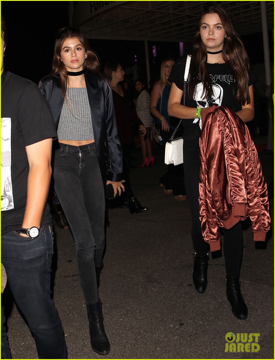 kaia gerber stops by rihanna concert with her friends 08