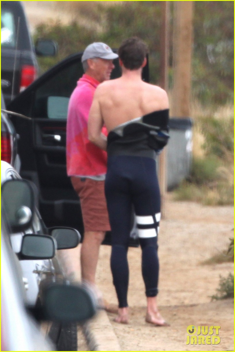 liam hemsworth strips out of his wetsuit after a surfing session 01