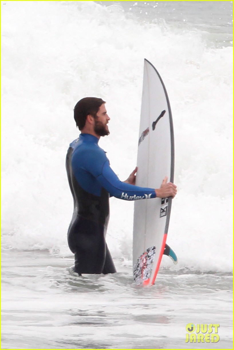 liam hemsworth strips out of his wetsuit after a surfing session 02
