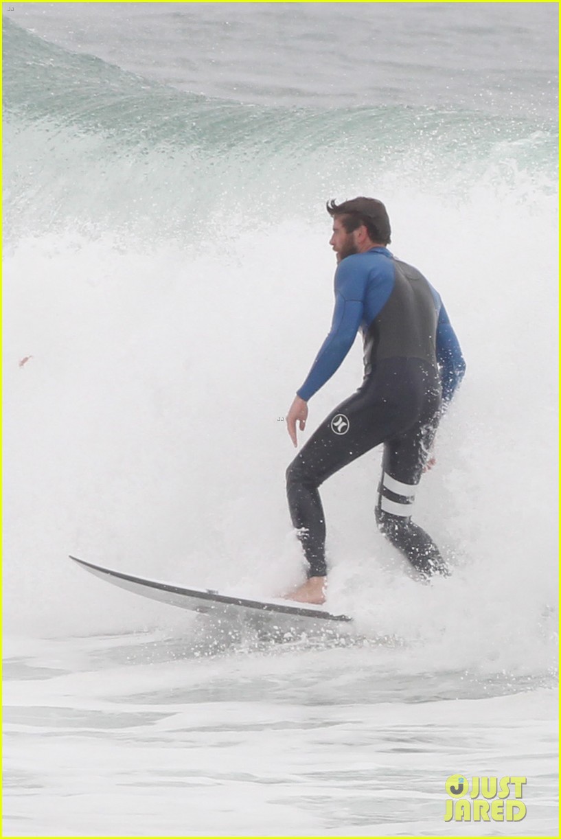 liam hemsworth strips out of his wetsuit after a surfing session 03