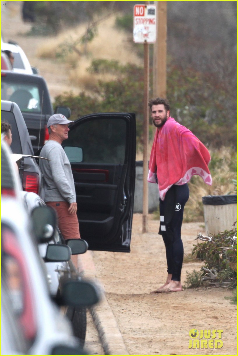liam hemsworth strips out of his wetsuit after a surfing session 04