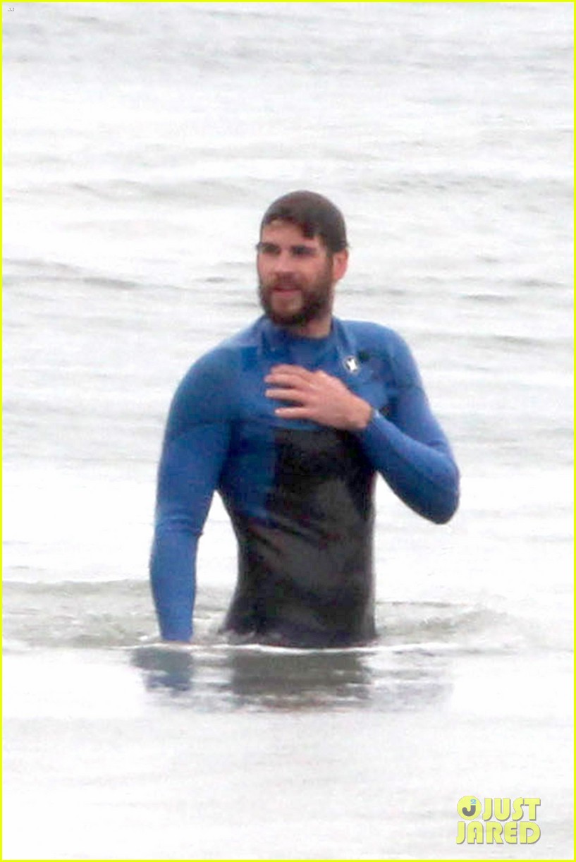 liam hemsworth strips out of his wetsuit after a surfing session 05