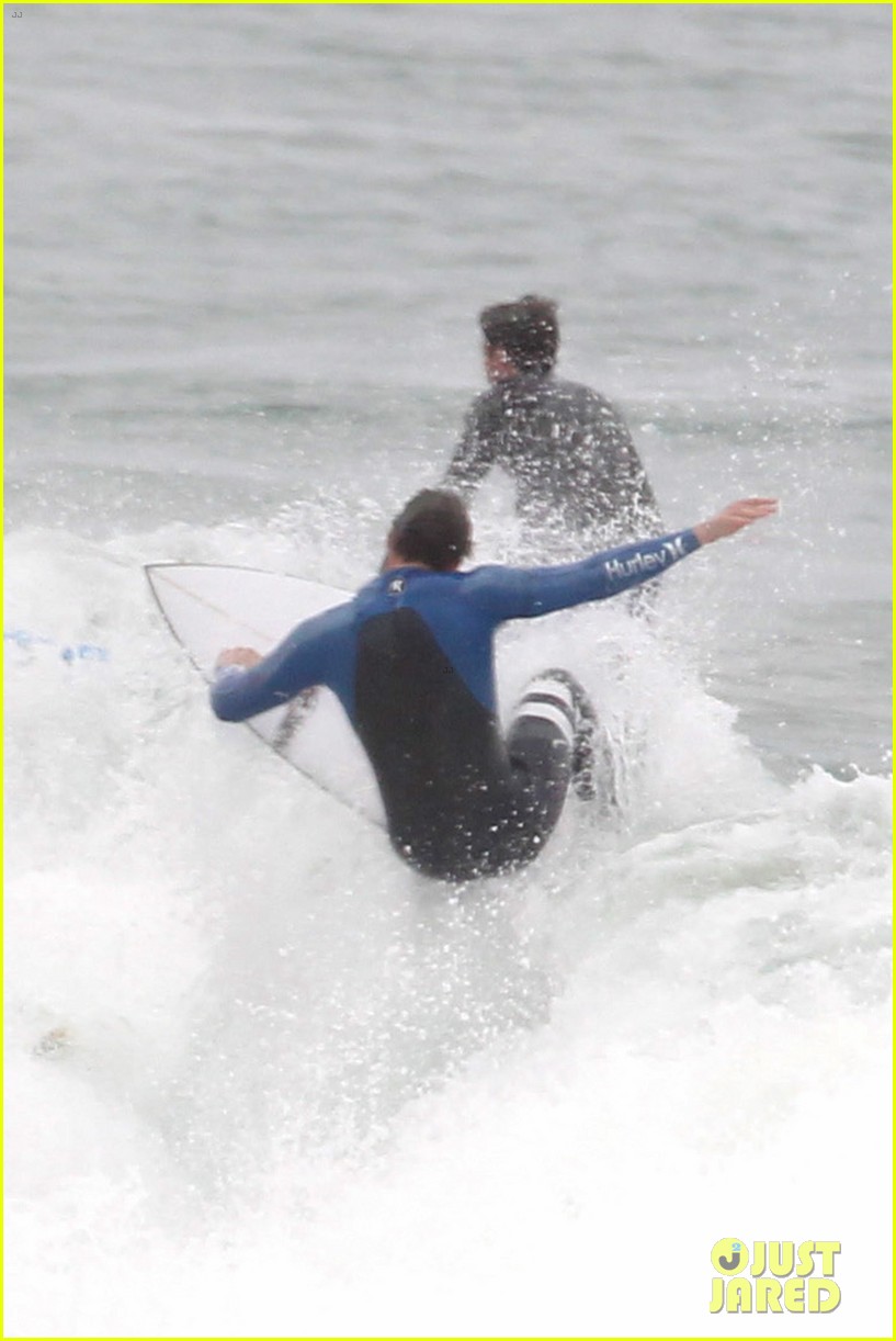 liam hemsworth strips out of his wetsuit after a surfing session 08