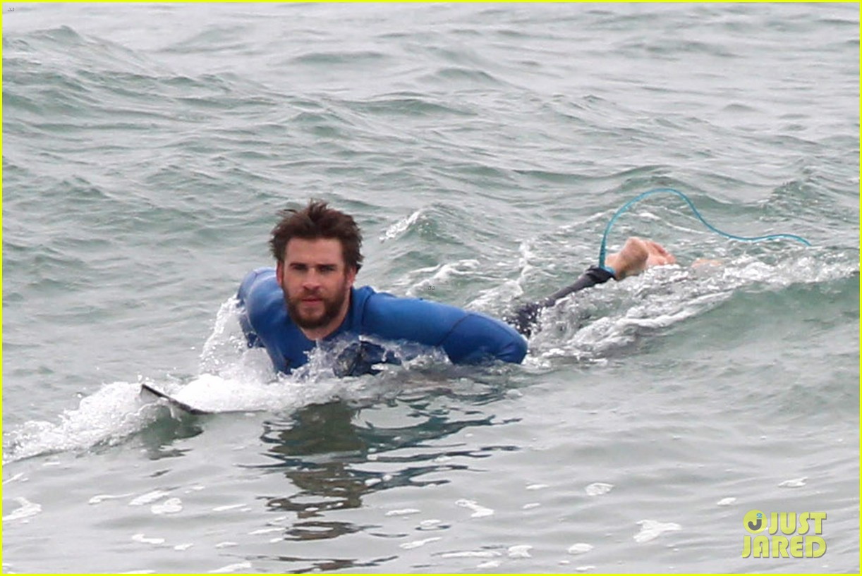 liam hemsworth strips out of his wetsuit after a surfing session 09