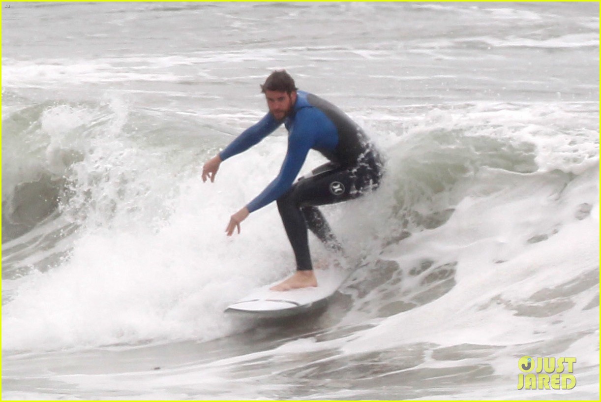 liam hemsworth strips out of his wetsuit after a surfing session 10