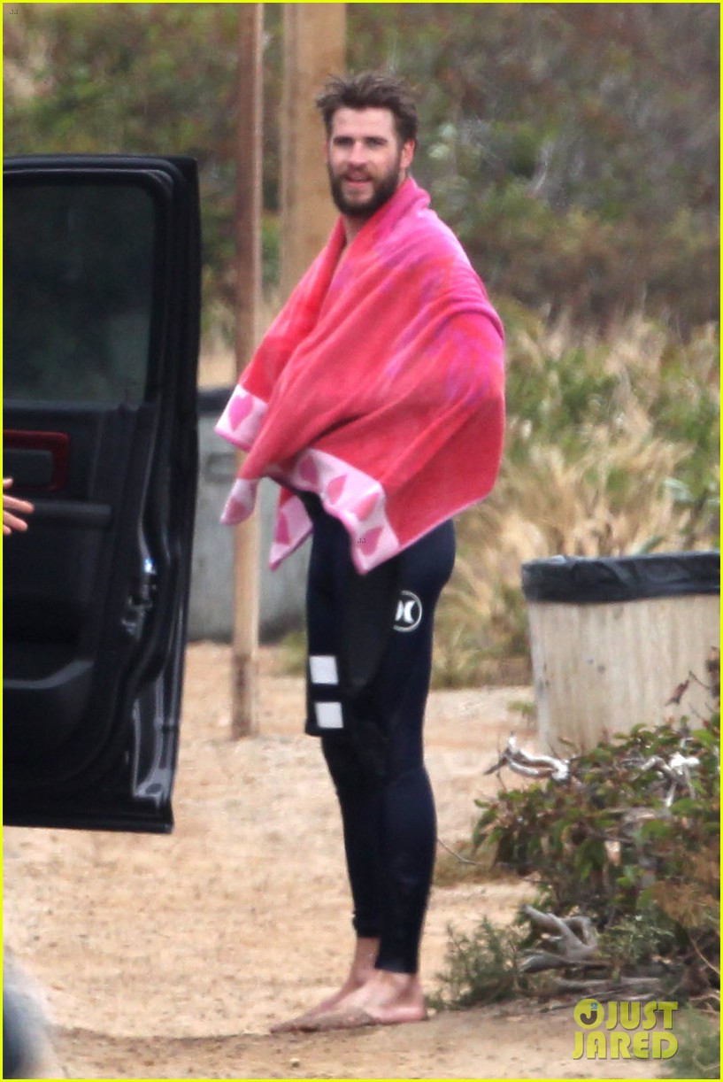 liam hemsworth strips out of his wetsuit after a surfing session 11