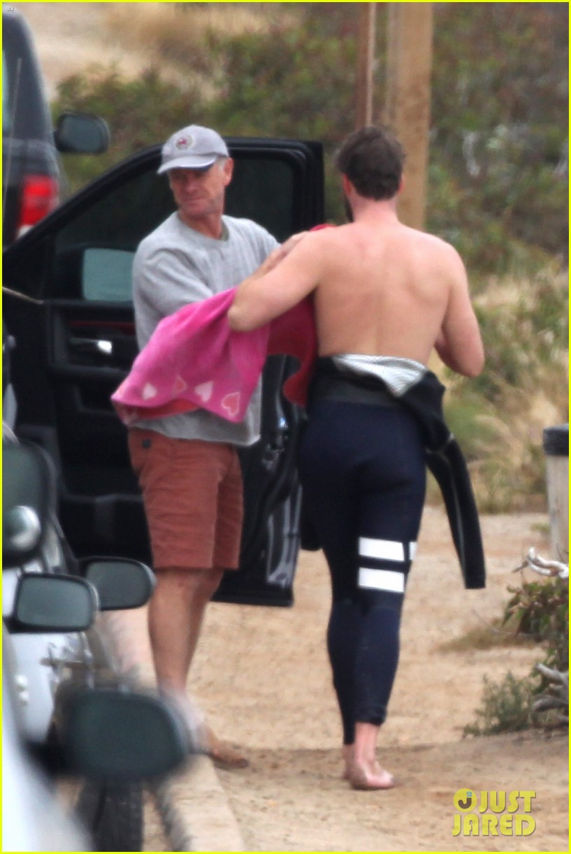 liam hemsworth strips out of his wetsuit after a surfing session 14