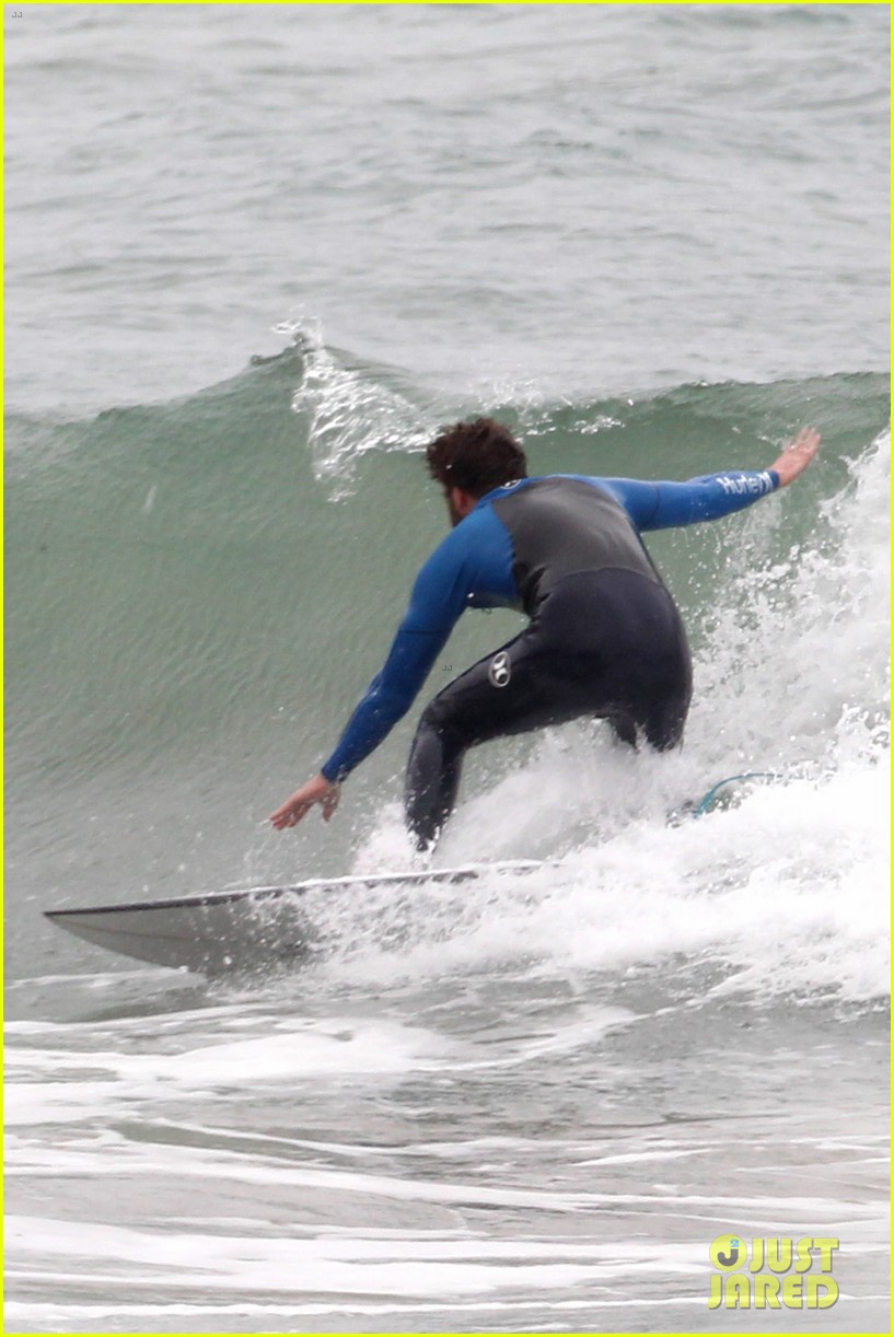 liam hemsworth strips out of his wetsuit after a surfing session 15
