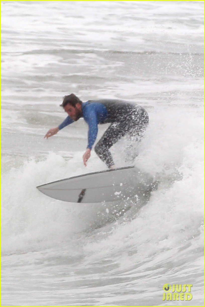 liam hemsworth strips out of his wetsuit after a surfing session 18