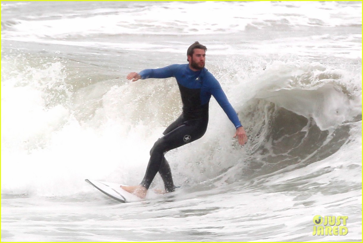liam hemsworth strips out of his wetsuit after a surfing session 20