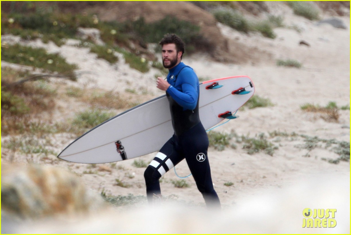 liam hemsworth strips out of his wetsuit after a surfing session 26