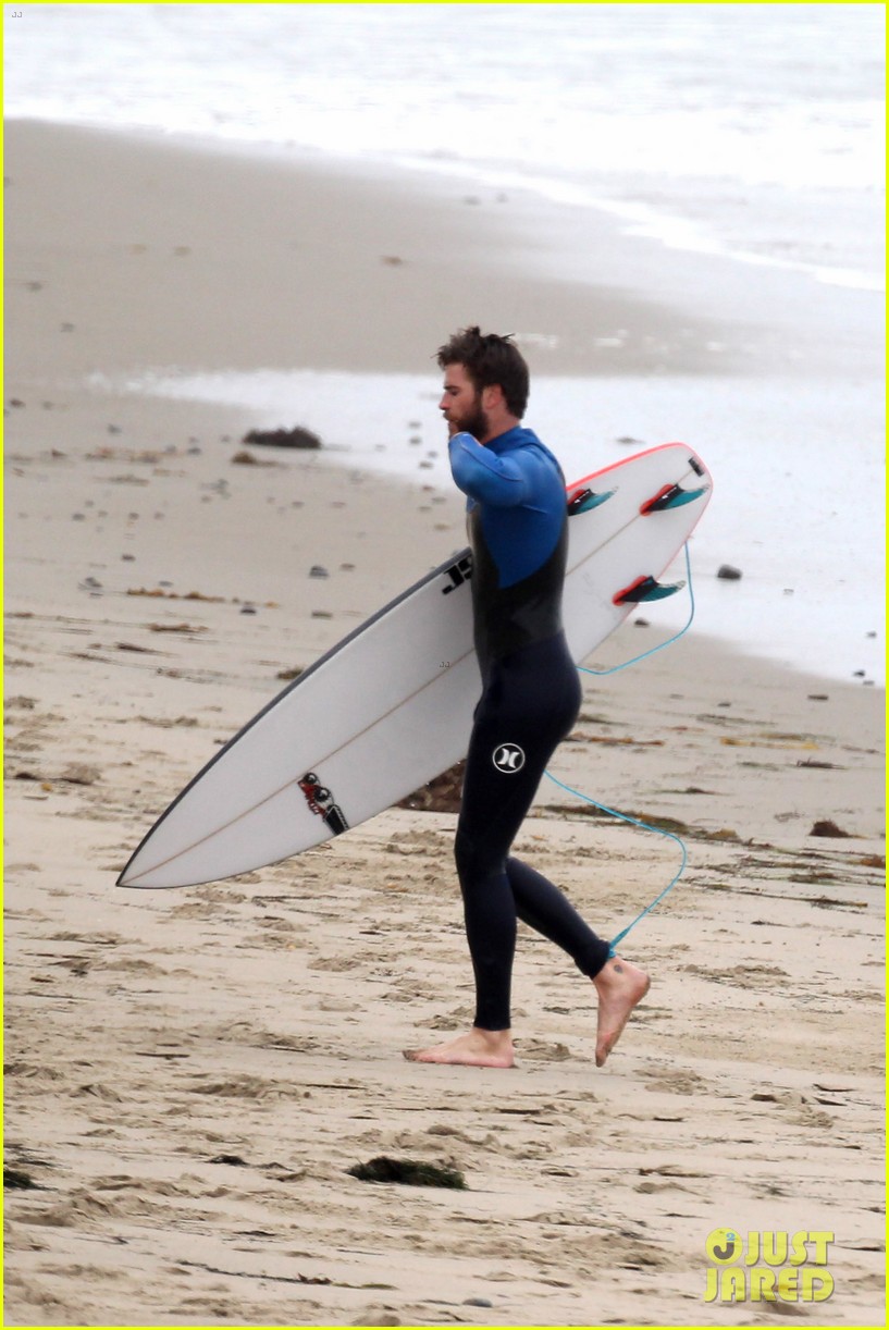 liam hemsworth strips out of his wetsuit after a surfing session 27