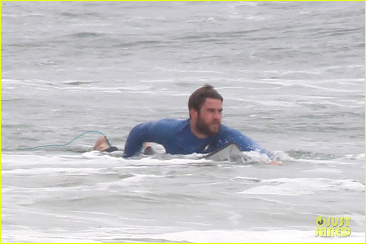 liam hemsworth strips out of his wetsuit after a surfing session 29