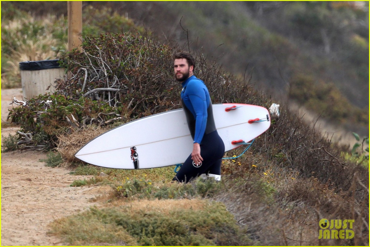liam hemsworth strips out of his wetsuit after a surfing session 30