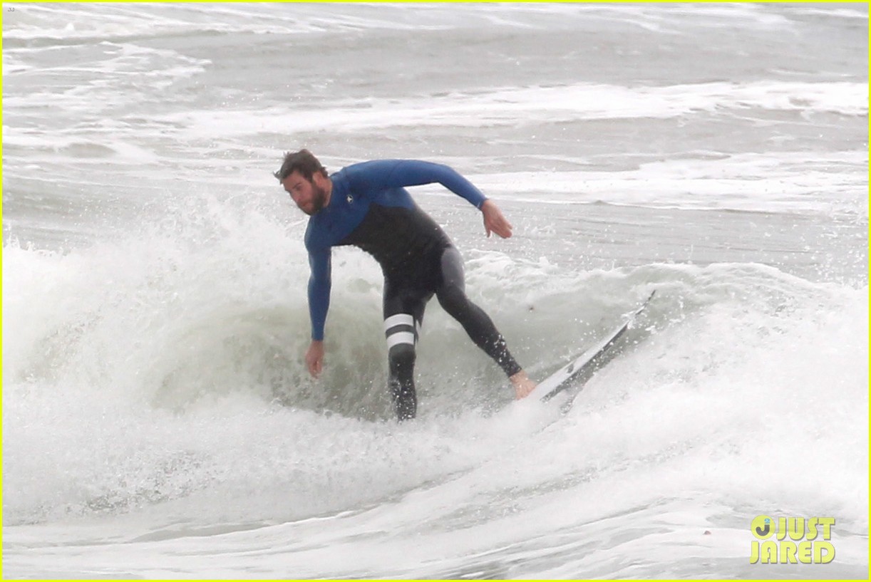 liam hemsworth strips out of his wetsuit after a surfing session 31