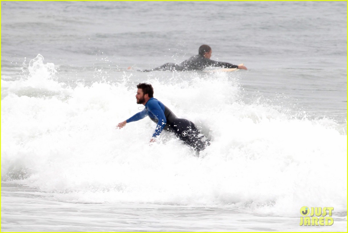 liam hemsworth strips out of his wetsuit after a surfing session 32