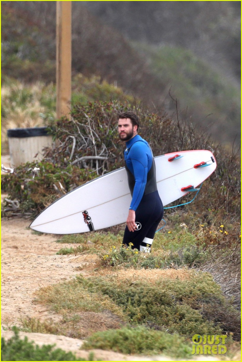 liam hemsworth strips out of his wetsuit after a surfing session 33