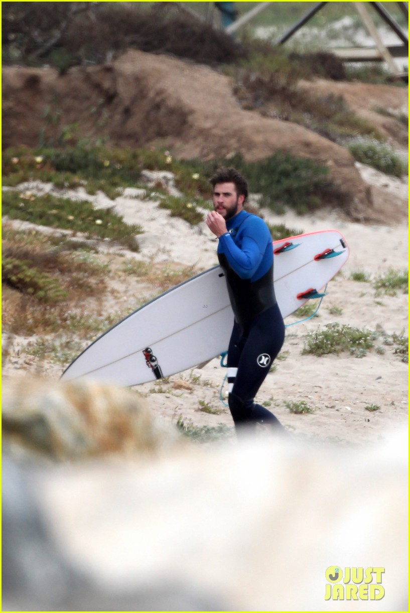 liam hemsworth strips out of his wetsuit after a surfing session 34