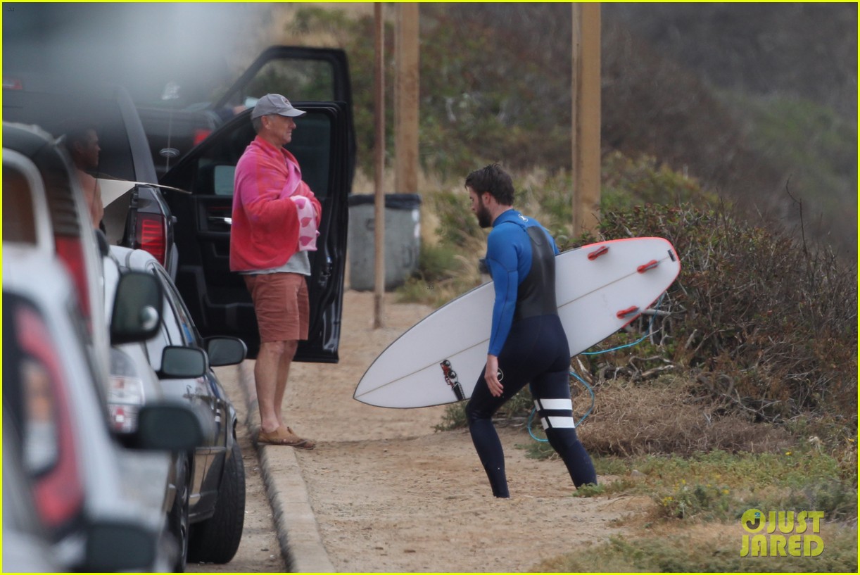 liam hemsworth strips out of his wetsuit after a surfing session 35