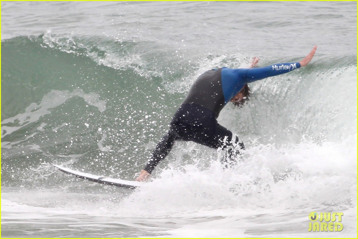 liam hemsworth strips out of his wetsuit after a surfing session 36