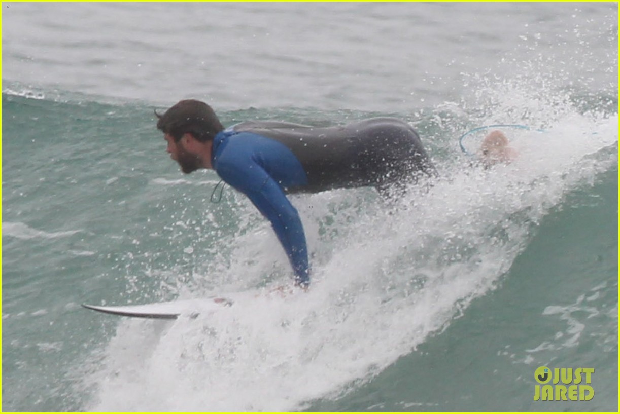 liam hemsworth strips out of his wetsuit after a surfing session 37
