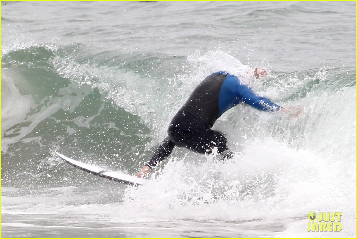 liam hemsworth strips out of his wetsuit after a surfing session 38