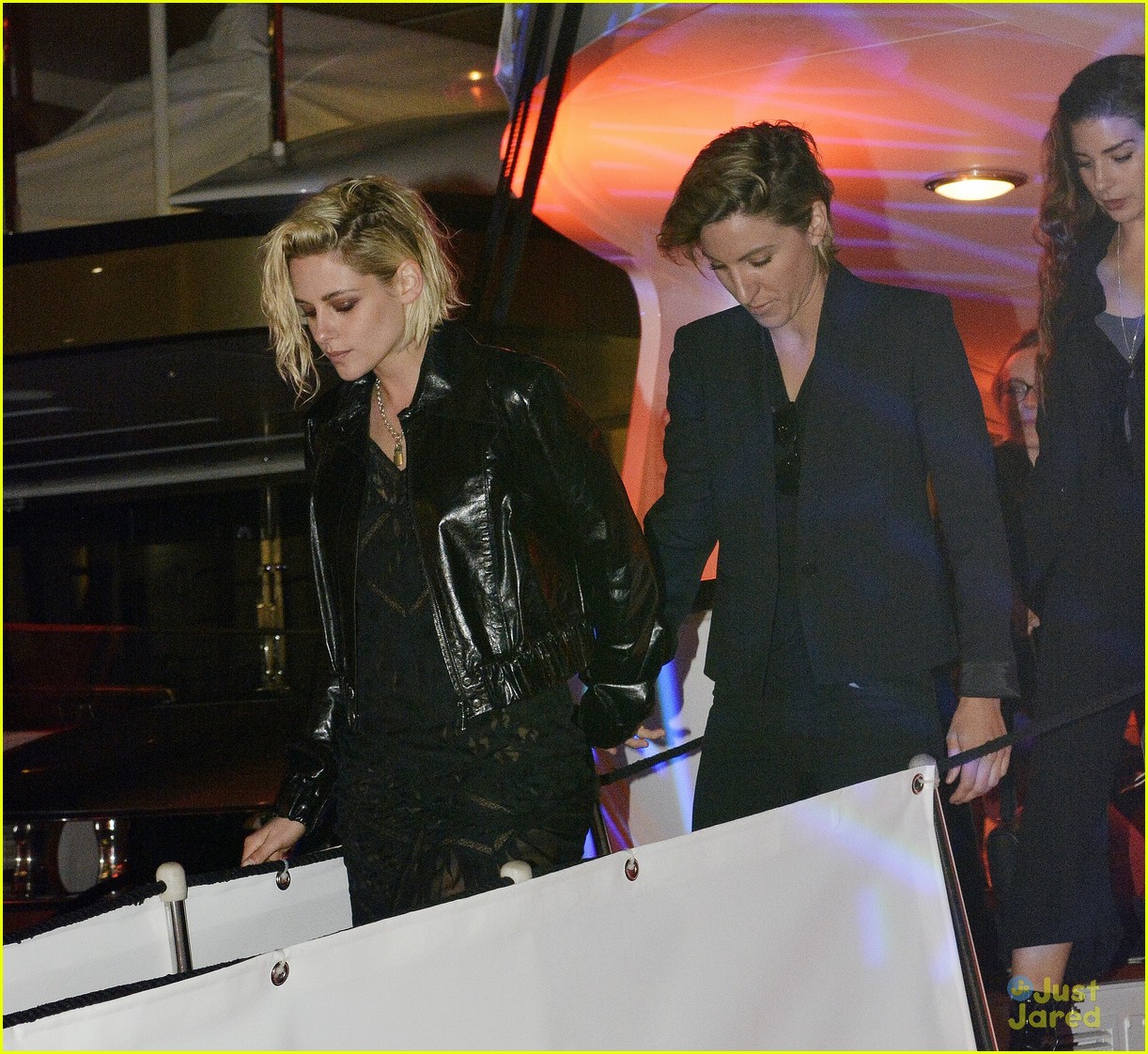 kristen stewart alicia cargile hold hands party cannes 05