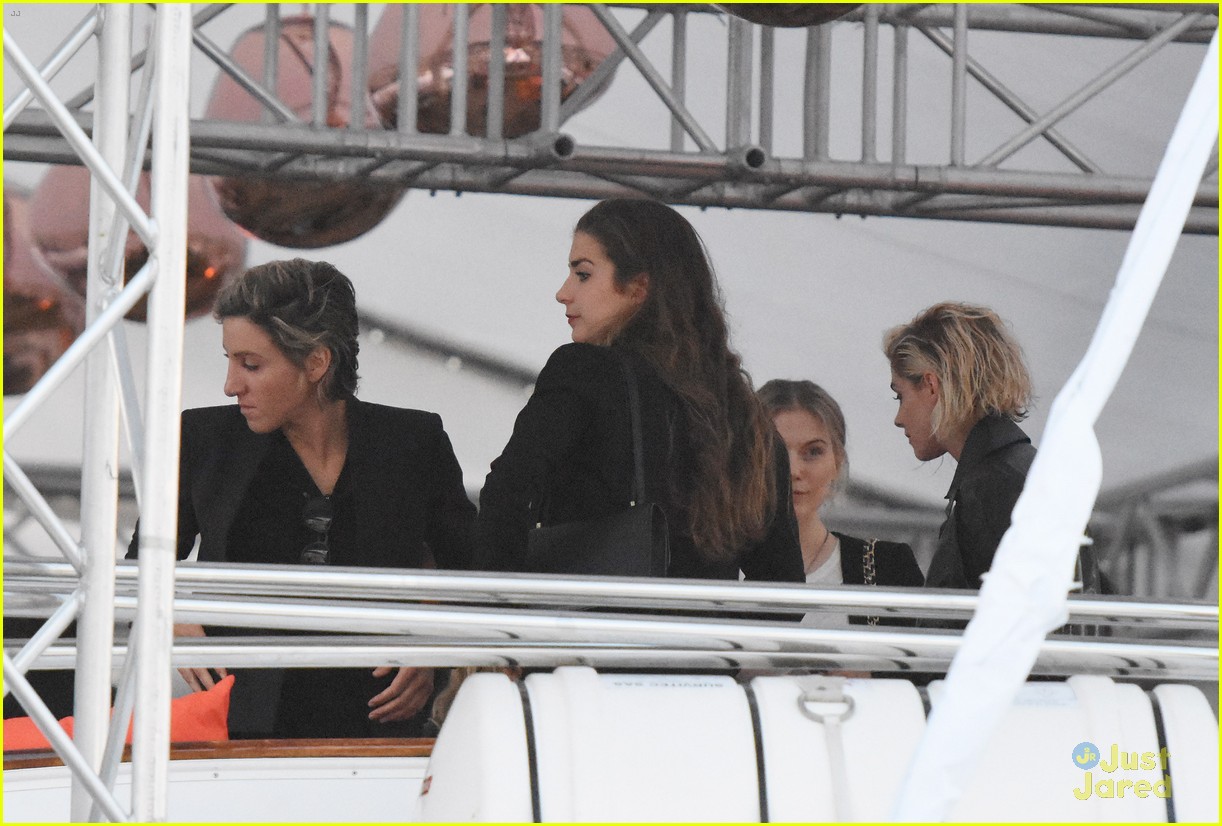 kristen stewart alicia cargile hold hands party cannes 44