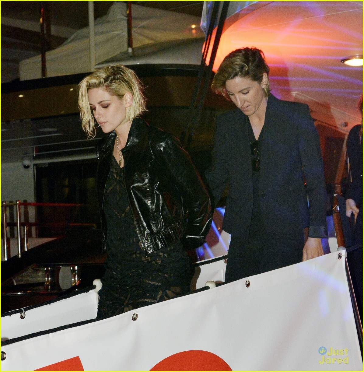 kristen stewart alicia cargile hold hands party cannes 45