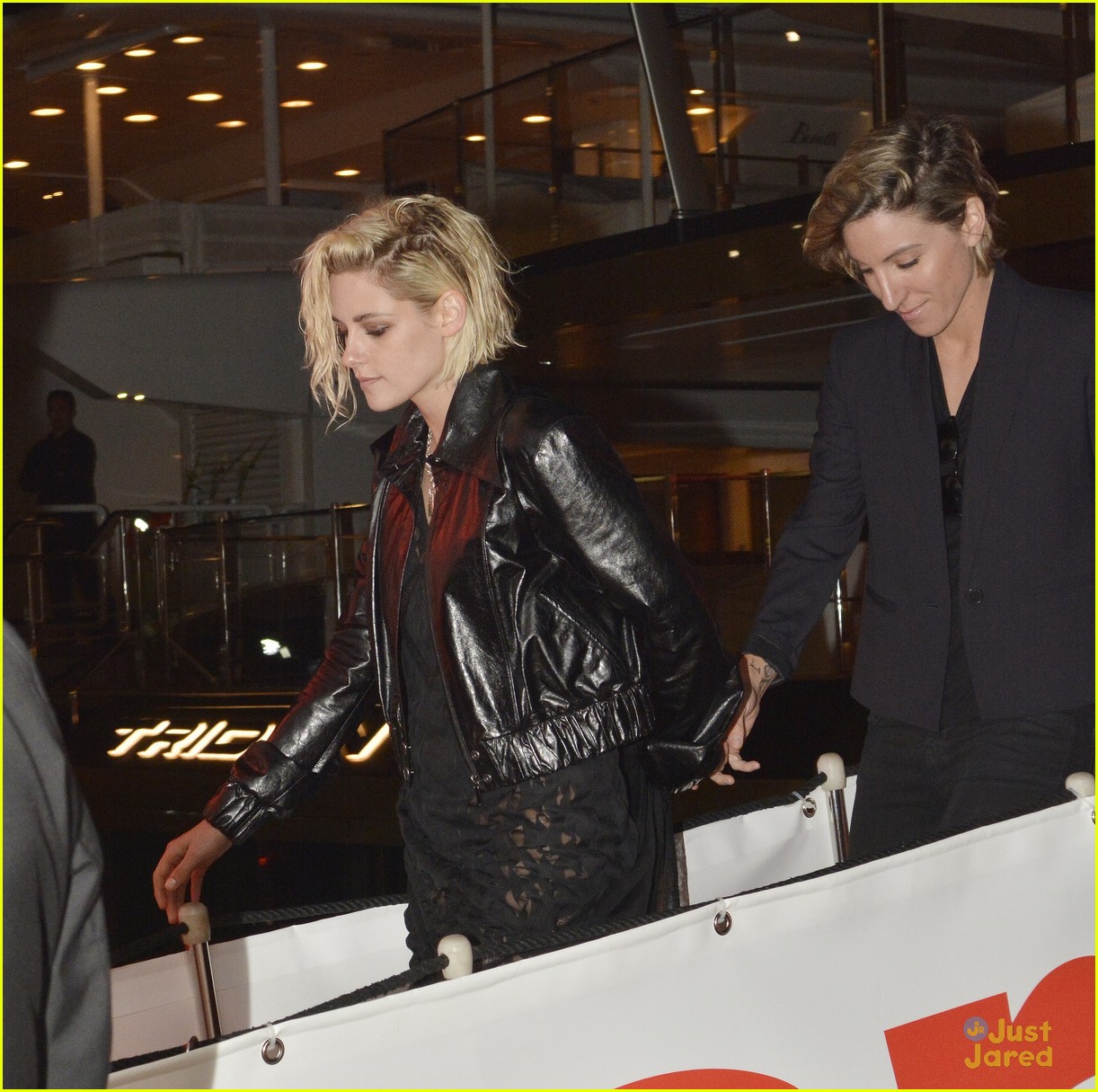 kristen stewart alicia cargile hold hands party cannes 47