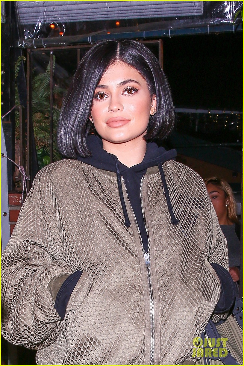 kylie jenner rolls royce night out friends new kit color preg congrats 13