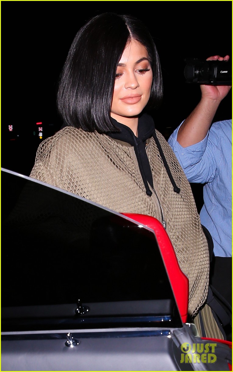 kylie jenner rolls royce night out friends new kit color preg congrats 17