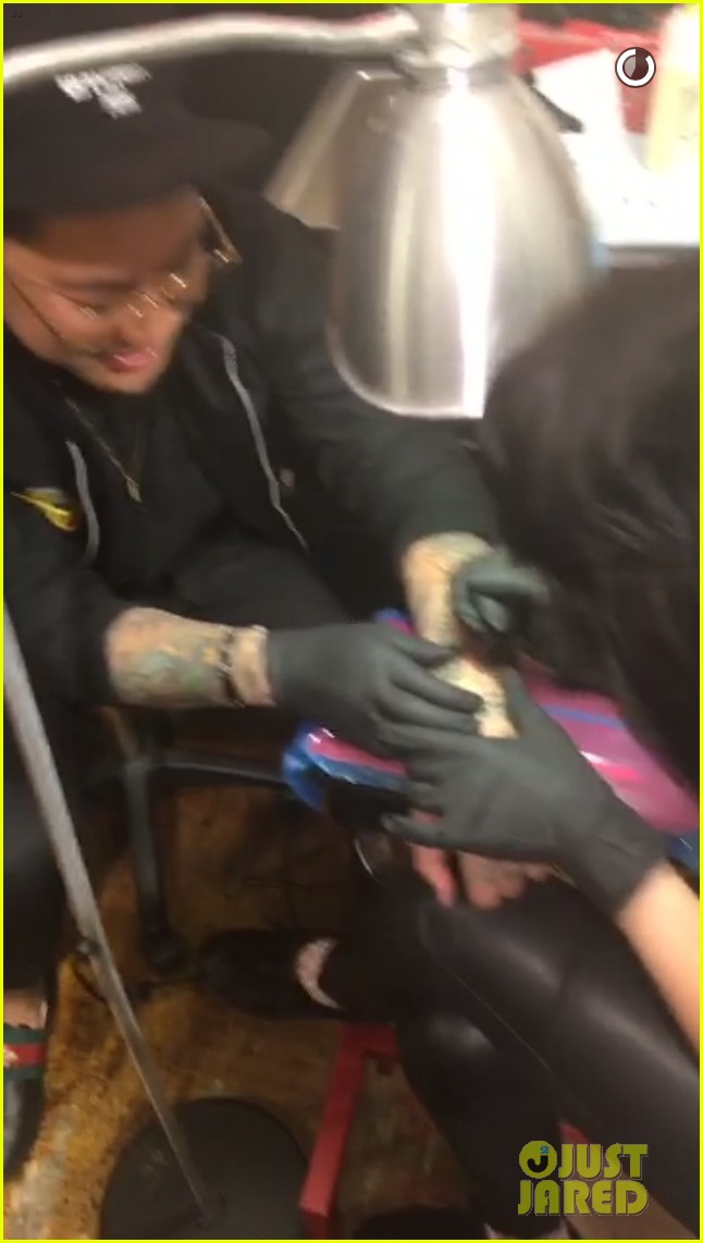 kylie jenner mysterious finger tattoo nyc 09