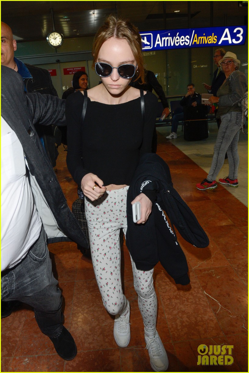 lily rose depp arrives airport cannes 02