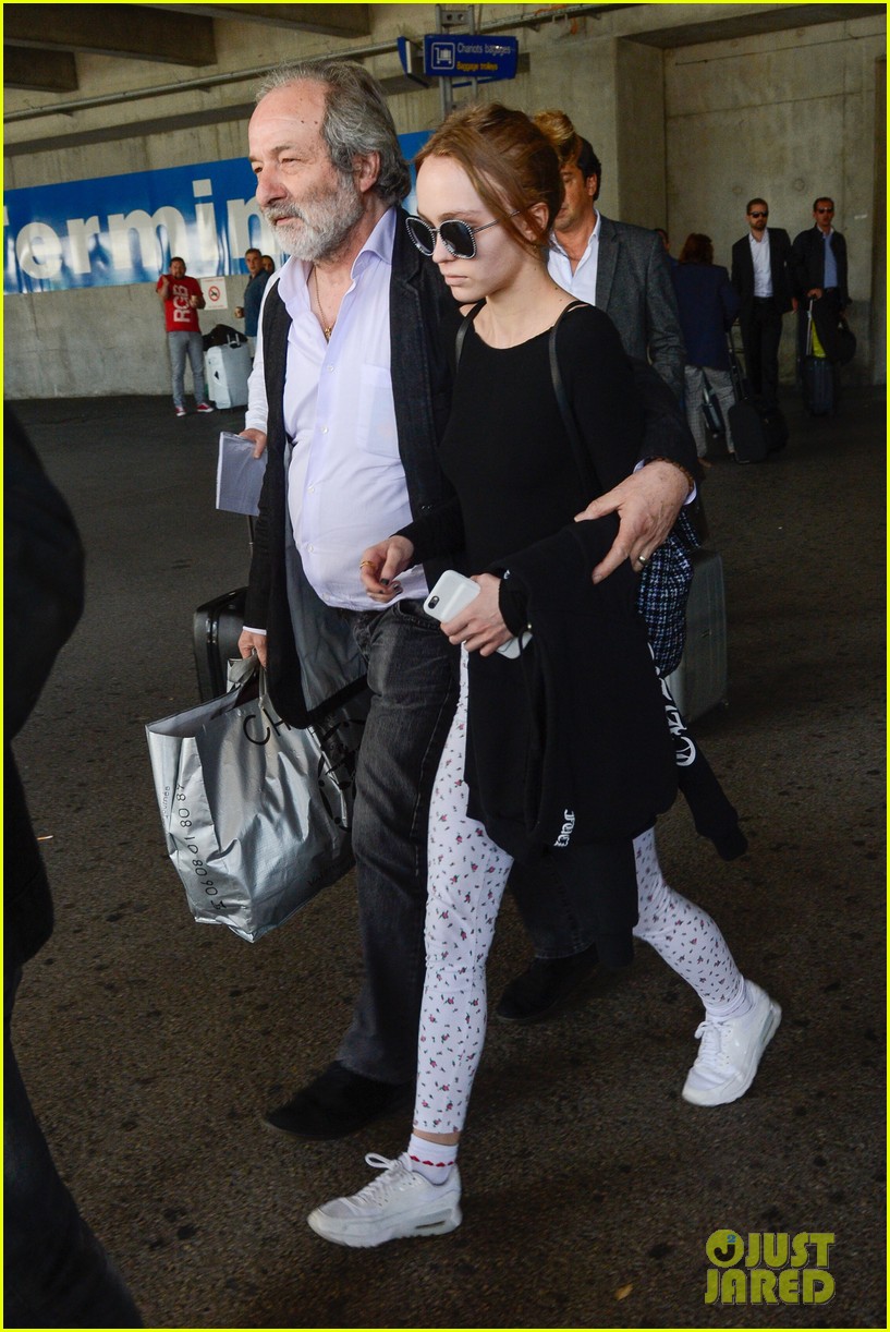 lily rose depp arrives airport cannes 07